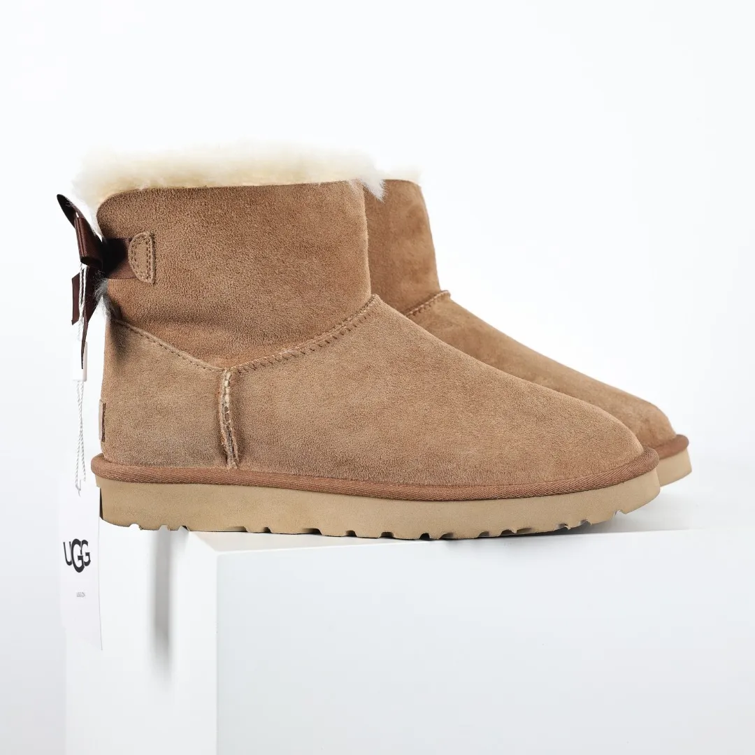 Pick up locally 💰600 Core recommended good price Independently developed original outsole and cashmere insole to keep you warm in winter and suitable for home use. In the new year, uug launched a style series, which is partially geared towards the preferences of young consumers and has also moved to the forefront of fashion trends. Shoe body material Water-repellent coated suede upper 17 mm UGGPURE™ implanted wool insole Lightweight non-slip comfortable rubber outsole With brand LOGO trademark Comes with a full set of packaging Size: 35 36 37 38 39 40